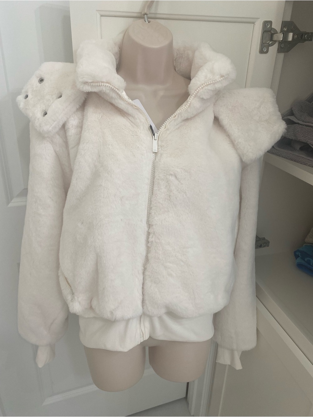 NWT ALO faux fur foxy ivory jacket removal hoodie - Picture 4 of 13
